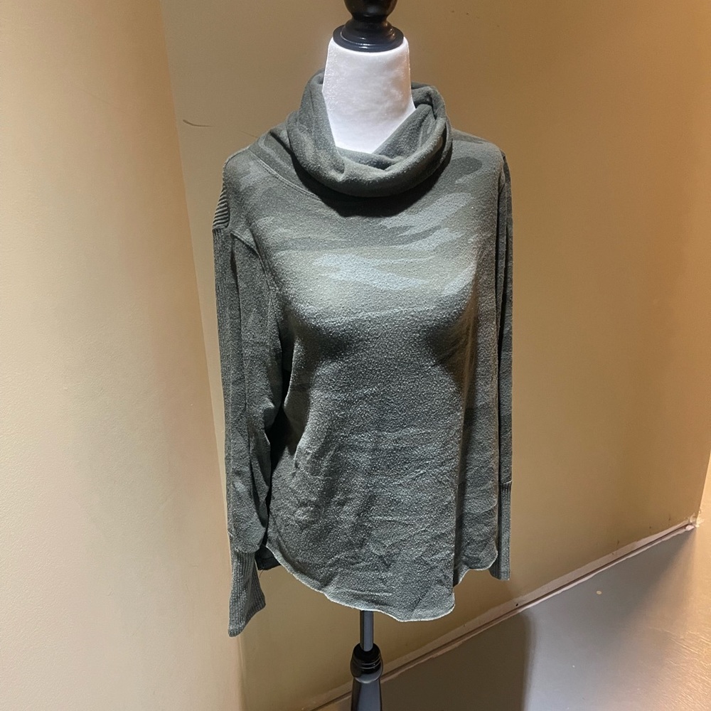 👻🎃CLEARANCE🎃👻 Dex camo turtleneck